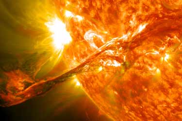 برخورد یک شراره خورشیدی به زمین چقدر خطرناک است؟
