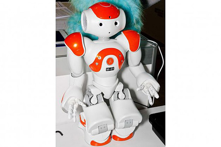 روبوت انسان‌نمای NAO قابلیت یادگیری دارد و بدون دخالت انسان مشکلات خود را حل می‌کند. این روبوت برای کمک به کودکان اوتیسمی ساخته شده است