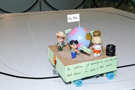 روبوت گروه Mehr Iliya برای حمایت از کودکان با شعار "جنگ نه!" که در خانواده روبوت‌های مسیریاب طبقه‌بندی می‌شود