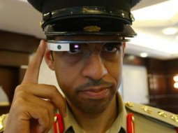 عینک هوشمند گوگل روی چشمان پلیس دبی