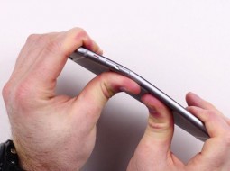 اپل: iPhone 6 فقط در جیب ۹ کاربر خم شده است
