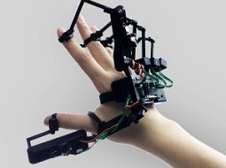 ساخت دستکش برای لمس اجسام دیجیتالی