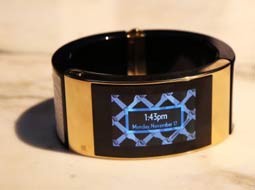 دستبند طلایی اینتل برای خانم‌های علاقه‌مند به تکنولوژی