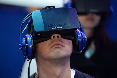 عینک هوشمند Oculus Rift می‌تواند فضای سه‌بعدی مجازی را با دنیای واقعی تلفیق کند و عرضه جهانی آن از تابستان 2015 آغاز می‌شود