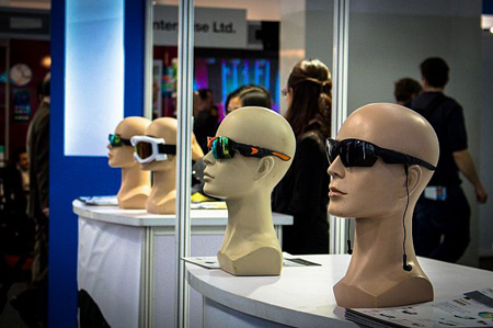 یک شرکت نوپا در حال نمایش نسل جدید عینک‌های آفتابی مجهز به دوبین دیجیتالی و هدفون