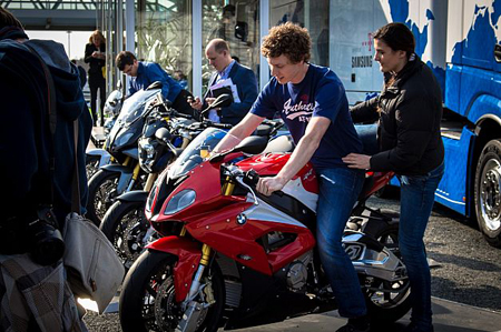 بازدیدکنندگان موتورسیکلت جدید BMW Motorrad مجهز به محصولات سامسونگ را آزمایش می‌کنند