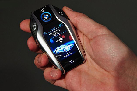 کلید مرکزی لمسی: این سیستم نمایشگر لمسی 2.2 اینچی دارد که با آن می‌توان کنترل کامل اتومبیل را در دست گرفت