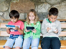 چت و بازی کردن؛ محبوب‌ترین فعالیت‌های آنلاین در بین کودکان خاورمیانه