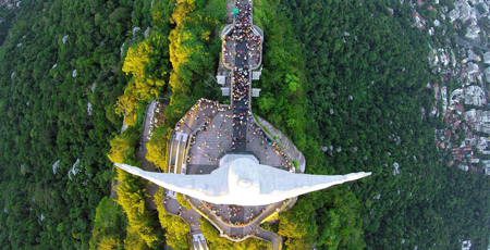 4- مجسمه عظیم‌الجثه مسیح در ریودوژانیرو از بالا، برزیل