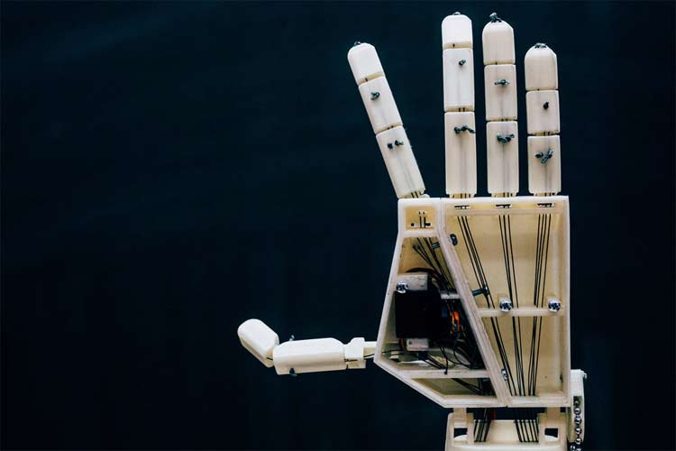 ساخت روبات مترجم ناشنوایان به کمک چاپ سه‌بعدی