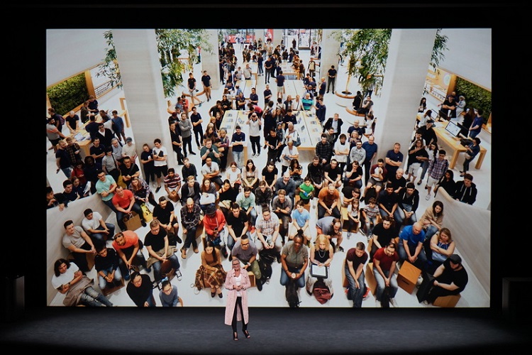 آنجلا ارنتدز  مدیر فروشگاه های اپل به روی صحنه آمد.