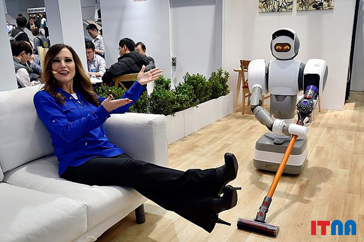 «سیندی فِردا» مدیر شرکت Aeolus در حال معرفی روبات خانگی جدید این شرکت موسوم به Aeolus Robot است.
