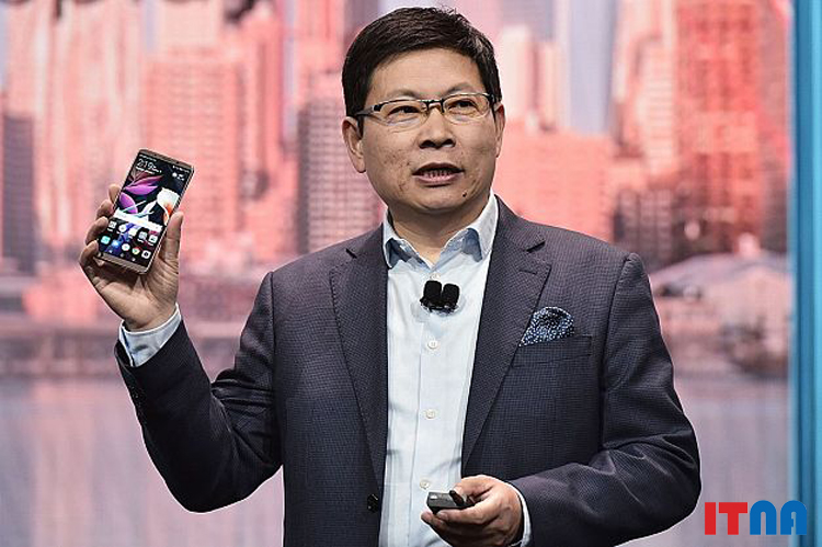 «ریچارد یو» مدیرعامل شرکت هوآوی در حال معرفی گوشی هوشمند Mate 10 Pro مجهز به هوش مصنوعی.