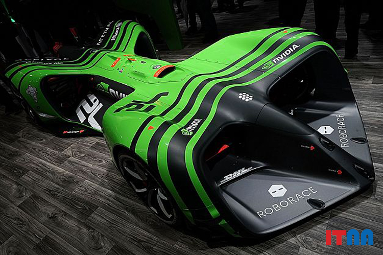 اتومبیل خودران Roborace بدون سرنشین برای شرکت در مسابقات اتومبیل‌سواری، عرضه شده در غرفه Nvidia.