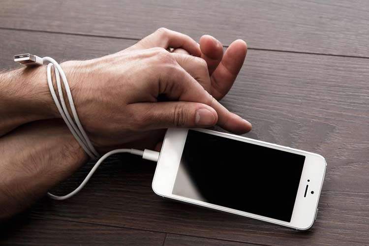 استفاده طولانی مدت از گوشی موبایل چه آسیب‌هایی به جسم شما وارد می‌کند؟