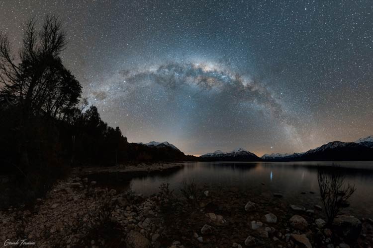 کهکشان بر فراز دریاچه