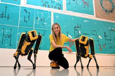 سه سگ ربات در جمع هنرمندان سه‌سالانه گالری ملی ویکتوریا