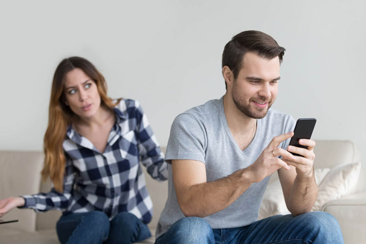 قطع صحبت با شریک زندگی و نگاه کردن به صفحه موبایل ازدواج‌ها را به خطر می‌اندازد
