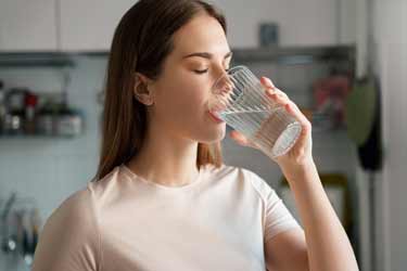نوشیدن آب زیاد چه بر سر ما می‌آورد؟‌