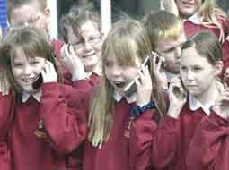 کودکان امروزی از دوره ابتدایی تلفن همراه دارند