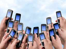 تلفن همراه بند ناف دیجیتالی جوانان شد/ نسبت چک کردن موبایل با سن افراد
