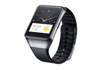 شرکت سامسونگ ساعت مچی هوشمند Gear Live را به عنوان نخستین دستگاه مبتنی بر سیستم‌عامل Android Wear عرضه کرد