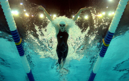 سالن‌های شنای المپیک انواع فناوری‌ها از جمله حذف انرژی محیطی آب را شامل می‌شوند تا امواج و تکان‌ها باعث کندی حرکت شناگران نشود