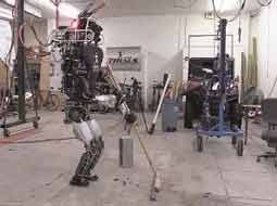 روبات انسان‌نمای گوگل خانه تمیز می‌کند