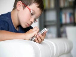 اعتیاد به موبایل و فضای مجازی در کودکان بررسی می‌شود
