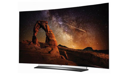 2. LG OLED55C6V؛ با دیدن این تلویزیون به‌راحتی می‌توان گفت فناوری صفحه نمایش اولد آینده تلوزیون می‌باشد.