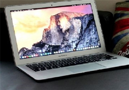 13-inch MacBook Air؛ لپ‌تاپ یاد‌شده 819 دلار قیمت دارد و باتری آن قادر به حفظ شارژ برای مدتی قابل توجه است.