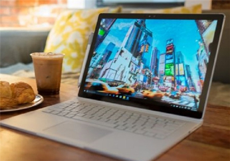 Surface Book؛ این لپ‌تاپ ساخت مایکروسافت که 1349 دلار قیمت دارد طراحی زیبایی دارد و دارای صفحه‌کلید جداشدنی است.