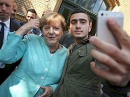 سلفی‌ای که یک پناهجوی سوری با صدر اعظم آلمان، فیس‌بوک را به دادگاه کشاند