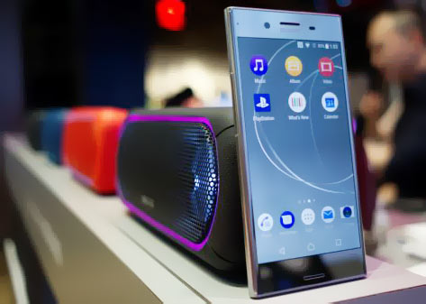 7- Sony Xperia XZ Premium : با صفحه نمایش 4K، تماشای کیفیت خیره‌کننده در گوشی‌های هوشمند را تجربه خواهید کرد.