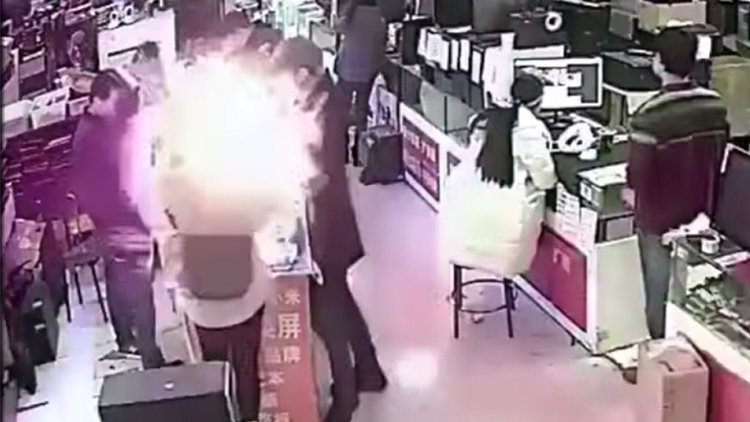 مرد چینی باتری آیفون را گاز گرفت و منفجر شد