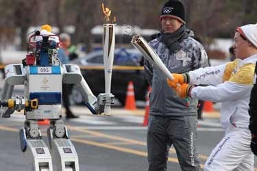 مشعل المپیک در دستان ربات‌ها!