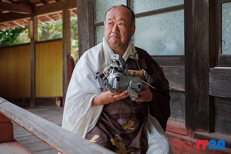 «بونجِن اوی» کشیش اصلی و رئیس معبد «کوفوکوجی» روبات خانگی Aibo سونی را در دست دارد.