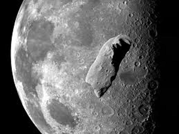برخورد شهاب سنگ با ماه
