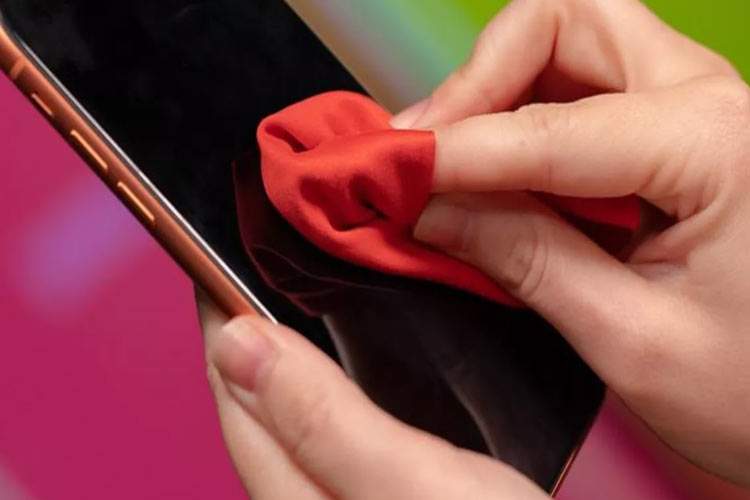 9 روش غلط برای تمیز کردن صفحه نمایش گوشی هوشمند