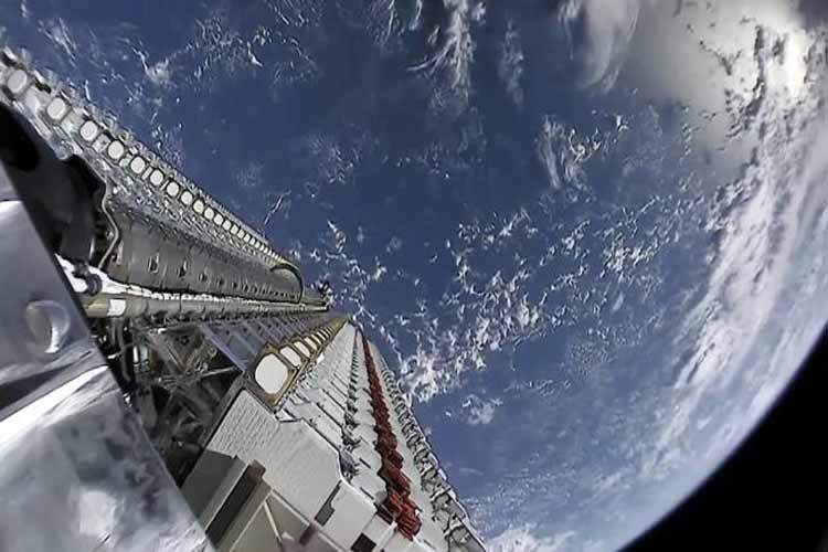درخشش ماهواره‌های استارلینک اسپیس‌اکس در آسمان شب