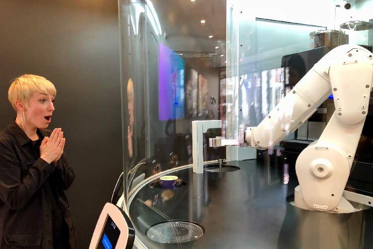 نخستین کافه جهان بر پایه هوش مصنوعی که با شناسایی چهره مشتریان به آن‌ها سرویس می‌دهد