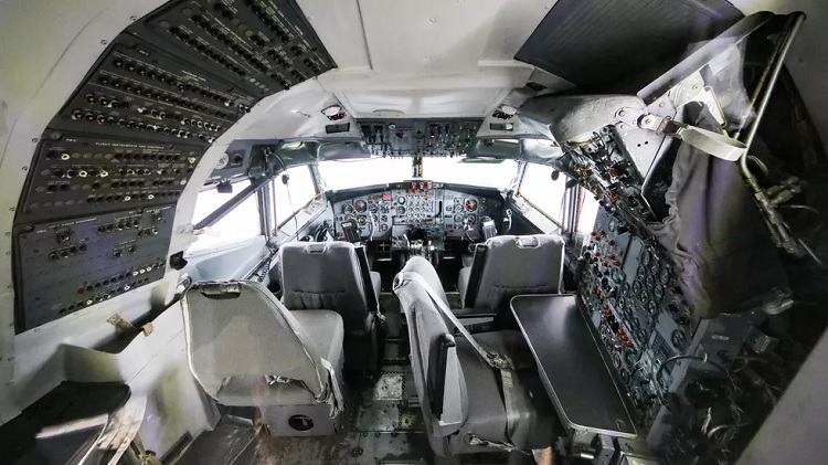 نمایی از داخل هواپیمای سه موتوره 727
