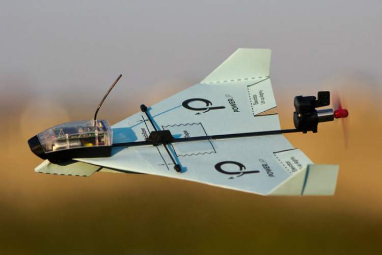 چگونه هواپیماهای کاغذی را به یک گجت هوشمند تبدیل کنیم؟ + ویدیو