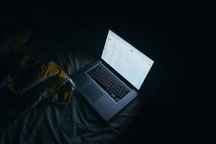 ارتباط خواب‌آلودگی و اینترنت