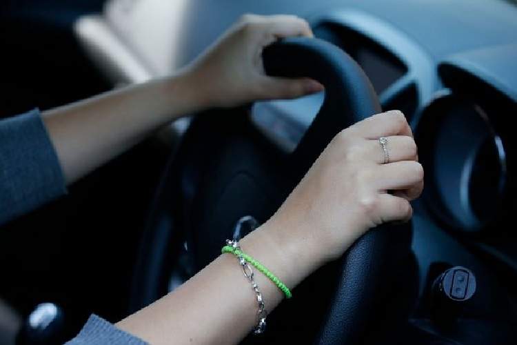 سیستم هوشمند خودرو که تشخیص می‌‌دهد چه زمانی راننده فرمان را رها کرده است