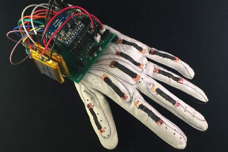 دستکش هوشمندی که می تواند زبان نشانه را با دقت 99 درصد ترجمه کند