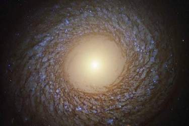 هابل یک کهکشان مارپیچی جالب با هاله‌ای از ستاره‌های جوان داغ را ثبت کرد