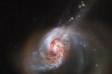 ثبت تصویر شگفت‌انگیز تضاد دو کهکشان با هم توسط تلسکوپ هابل