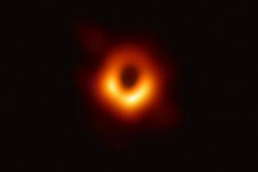 ارتعاش حلقه اطراف سیاهچاله کهکشان غول‌پیکر M87 با گذشت زمان