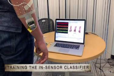 دستگاهی که می‌تواند اشارات دست را تشخیص دهد